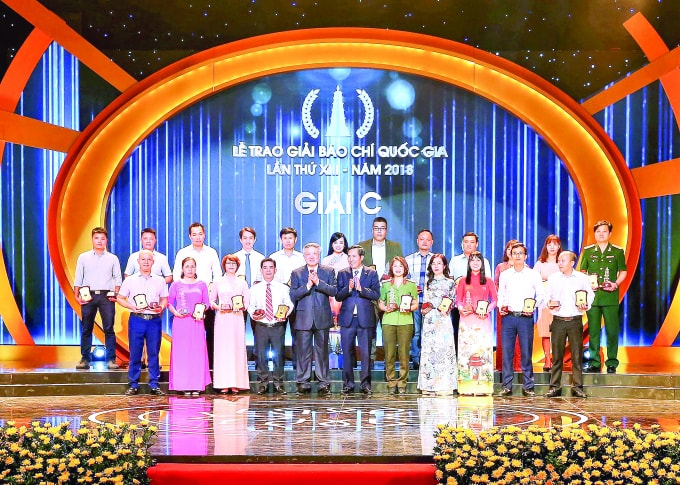 Trao giải C cho các tác giả đoạt giải Báo chí Quốc gia năm 2018.