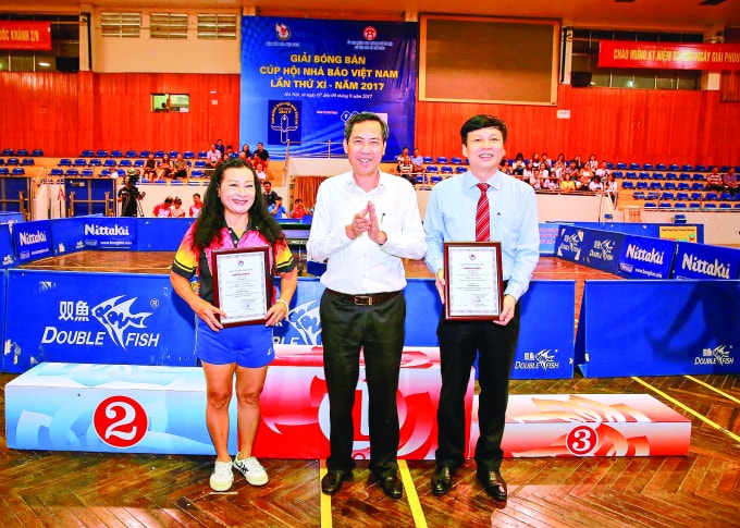 Ông Thuận Hữu - Chủ tịch Hội Nhà báo Việt Nam trao giải cho vận động viên đoạt giải tại Giải Bóng bàn Cúp Hội Nhà báo Việt Nam lần thứ XI - năm 2017. Ảnh: Sơn Hải