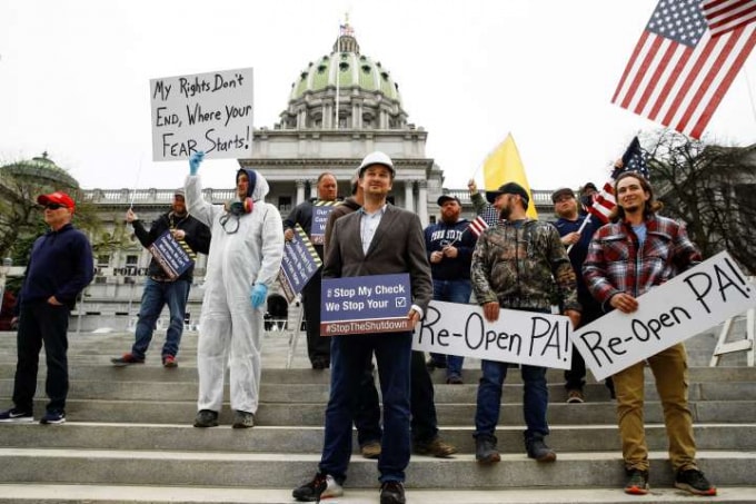 Người dân biểu tình tại Harrisburg, Philadelphia kêu gọi mở cửa lại nền kinh tế. Ảnh: LAT