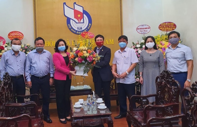 Thay mặt lãnh đạo thành phố Hà Nội, Phó Bí thư Thường trực Thành ủy Ngô Thị Thanh Hằng chúc mừng Hội Nhà báo Việt Nam nhân kỷ niệm 70 năm Ngày thành lập. Ảnh: Hòa Văn.