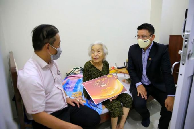 Đại diện Nam A Bank - Ông Hoàng Việt Cường, Phó Tổng Giám đốc (bìa phải) và ông Bùi Thanh Liêm – Phó Tổng Biên tập Báo Người Lao Động (bìa trái) thăm hỏi tặng quà NS Kim Giác.