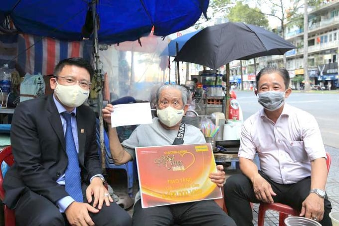 Đại diện chương trình “Mai vàng nhân ái” tặng quà NS Mạc Can.