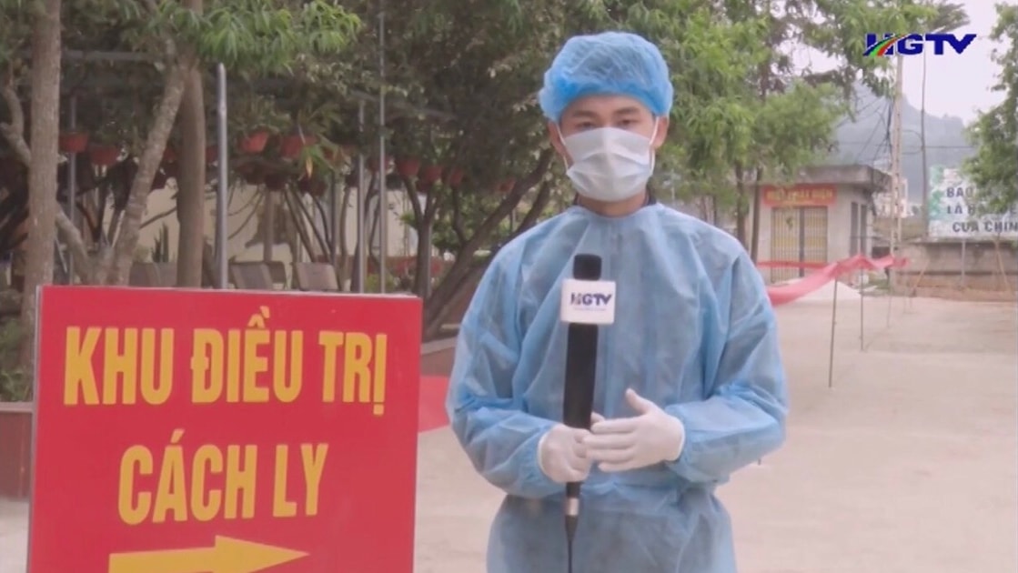 Nguyễn Thiện Ngay phóng viên Đài Truyền thanh huyện Đồng Văn trên sóng truyền hình tỉnh Hà Giang.