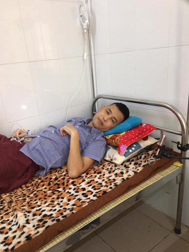Hình ảnh Hiệp gà nằm trên gường bệnh, với gương mặt xanh xao khiến nhiều đồng nghiệp, bạn bè và người hâm mộ lo lắng và gửi lời hỏi thăm tới anh.