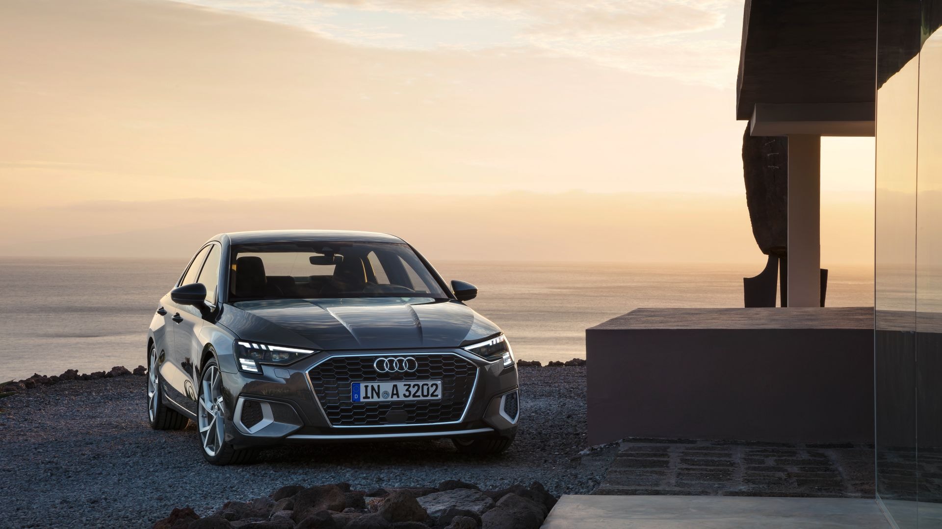 Đầu xe với tản nhiệt đặc trưng của Audi.