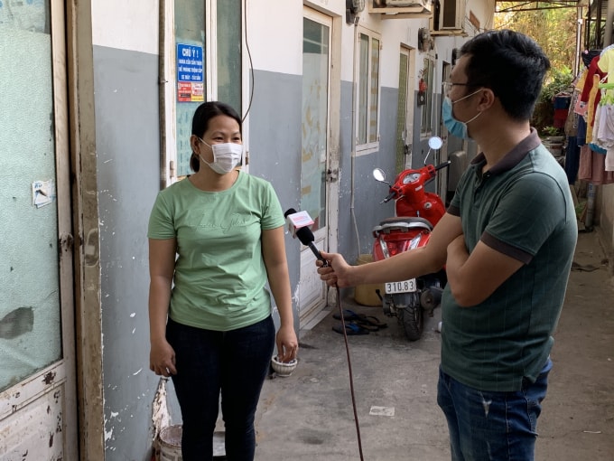 Phóng viên Hoàng Phương trong một buổi tác nghiệp