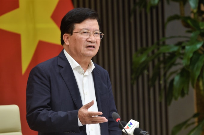 Tại cuộc họp chiều 20/4, Phó Thủ tướng Trịnh Đình Dũng yêu cầu tạm ứng trước 100.000 tấn gạo từ hạn ngạch xuất khẩu trong tháng 5/2020 để tháo gỡ khó khăn cho doanh nghiệp hiện có gạo tại cảng nhưng chưa có tờ khai hải quan.
