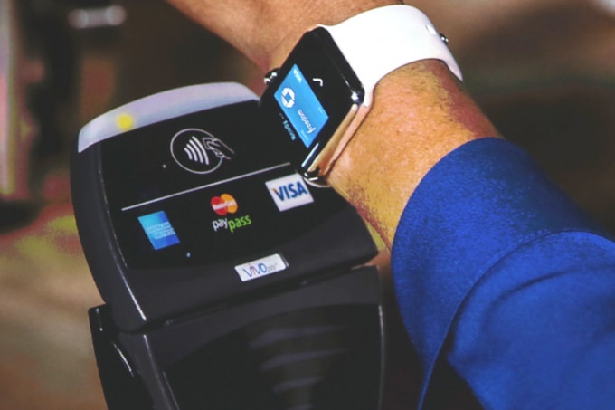 Khách hàng sử dụng đồng hồ thông minh Apple được tích hợp thẻ để thanh toán. Ảnh: BI