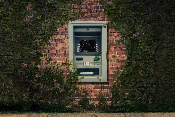 Những cột ATM để rút tiền mặt cũng bị bỏ rơi đến mức cây cỏ mọc xung quanh. Ảnh minh họa: Politico/iStock