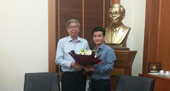 Ông Lê Hữu Thi, Viện trưởng Viện Công nghệ và Sức khỏe (bên phải) chụp ảnh lưu niệm cùng GS-TSKH Đặng Vũ Minh, Chủ tịch Liên hiệp các hội KHKT Việt Nam trong buổi bảo vệ đề án thành lập Viện (4/2019).