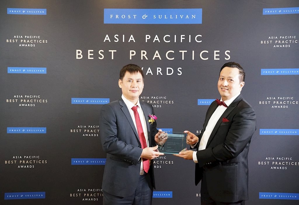 Ông Hazmi Yusof, Phó Chủ tịch cấp cao của Frost & Sullivan (người đứng bên phải) trao giải thưởng cho Tổng Giám đốc Viettel Telecom - ông Cao Anh Sơn. Ảnh: VTL