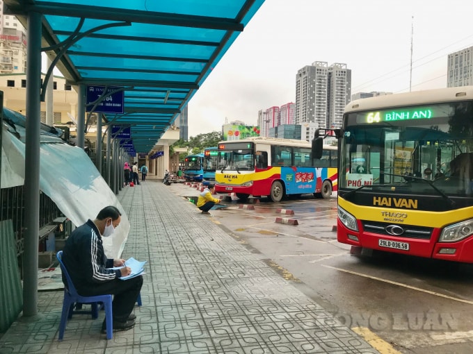 Khu vực nhà chờ dành cho xe buýt đã bắt đầu nhộn nhịp trở lại