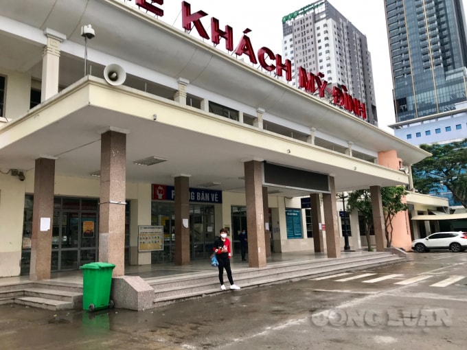 Người dân mỏi mòn chờ đợi một chuyến xe về quê tại Bến xe khách Mỹ Đình