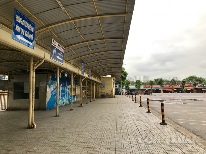 Dãy hành lang đi ra cổng Bến xe Mỹ Đình không một bóng người