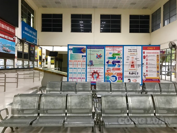 Khu vực sảnh chính bến xe Mỹ Đình vắng lặng không một bóng người