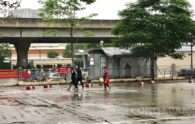 Nhiều người đội mưa, buồn bã trở về khi không thể bắt được xe về quê nghỉ lễ 30/4-1/5
