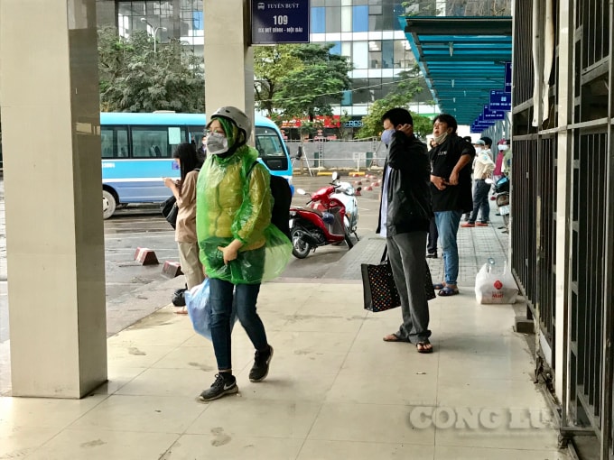 Nhiều người dân chờ đợi bắt một chuyến xe khách về quê