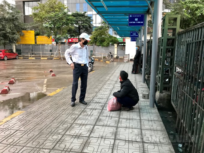 Anh Giang, một lao động tự do tại Hà Nội buồn bã :“Gần 1 tháng trời ở trên Thủ đô không có việc làm cũng như rất lo lắng cho gia đình; ngay khi nhận được thông tin nới lỏng cách ly xã hội, xe khách được chạy tôi đã ra ngay bến xe Mỹ Đình đến bắt xe về Sơn La. Nhưng thật không ngờ chờ hơn 2 tiếng đồng hồ vẫn chưa bắt được chuyến xe nào...”