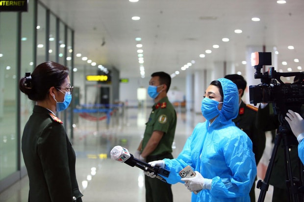 Phóng viên VTV tác nghiệp (Ảnh: VTV)