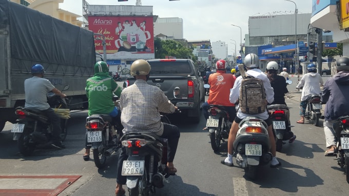 Tại nhiều tuyến đường, các phương tiện giao thông đã bắt đầu lưu thông nhiều hơn so với những ngày thực hiện giãn cách xã hội