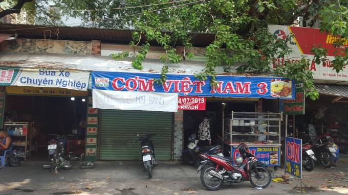 Một số quán ăn vẫn chỉ bán phục vụ khách mang về.