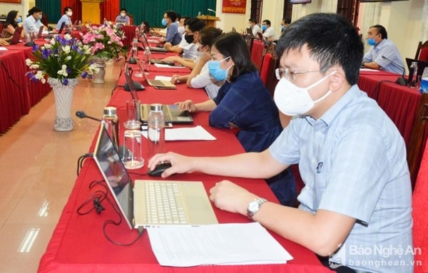 Thực hành sử dụng phần mềm kiểm phiếu phục vụ đại hội đảng tại điểm cầu Nghệ An. Ảnh: Báo Nghệ An