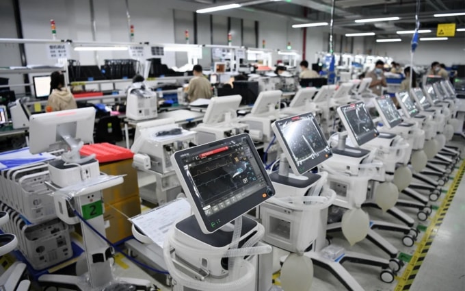 Bên trong nhà máy sản xuất máy thở của Mindray. Ảnh: Xinhua