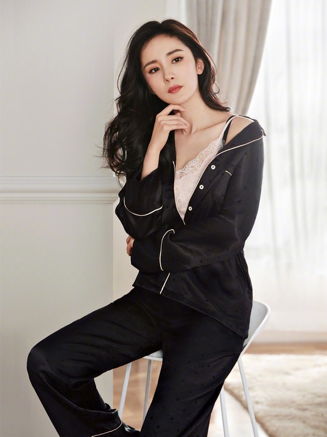 Dương Mịch sở hữu vẻ đẹp chuẩn Á Đông, dù mặc bộ đồ kín đáo nhưng vẫn toát lên vẻ gợi cảm.