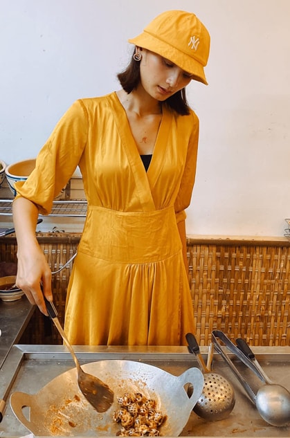 Lê Thúy tự tay vào bếp tại quán ốc của cô