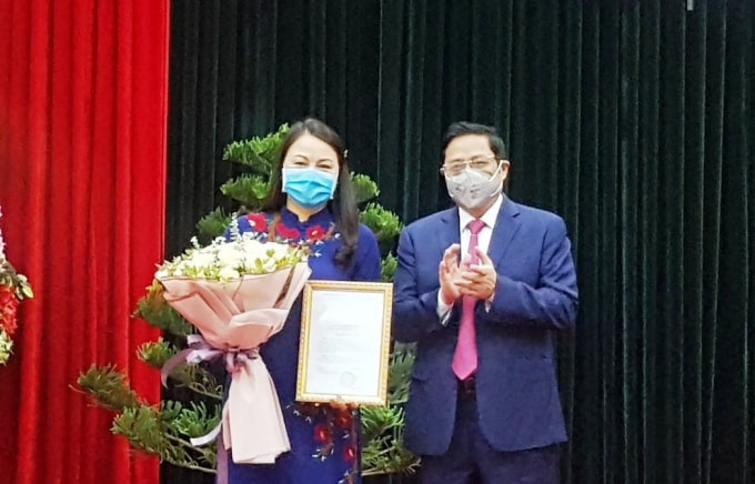 Ủy viên Bộ Chính trị, Bí thư Trung ương Đảng, Trưởng Ban Tổ chức Trung ương Phạm Minh Chính trao quyết định cho đồng chí Nguyễn Thị Thu Hà. Ảnh VGP.
