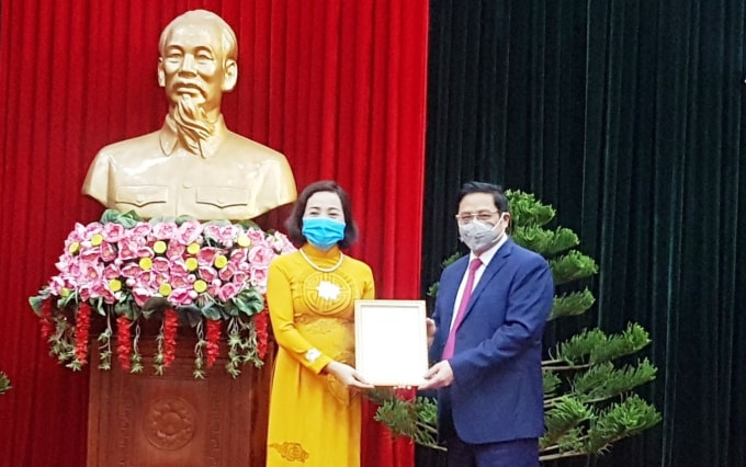 Ủy viên Bộ Chính trị, Bí thư Trung ương Đảng, Trưởng Ban Tổ chức Trung ương Phạm Minh Chính trao quyết định cho đồng chí Nguyễn Thị Thanh. Ảnh VGP.