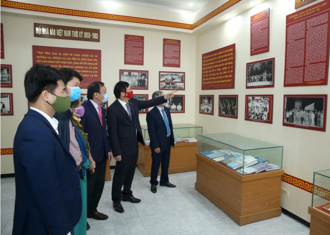 Các đại biểu cùng ôn lại truyền thống xây dựng, trưởng thành của Hội Nhà báo Việt Nam (Ảnh: Sơn Hải)
