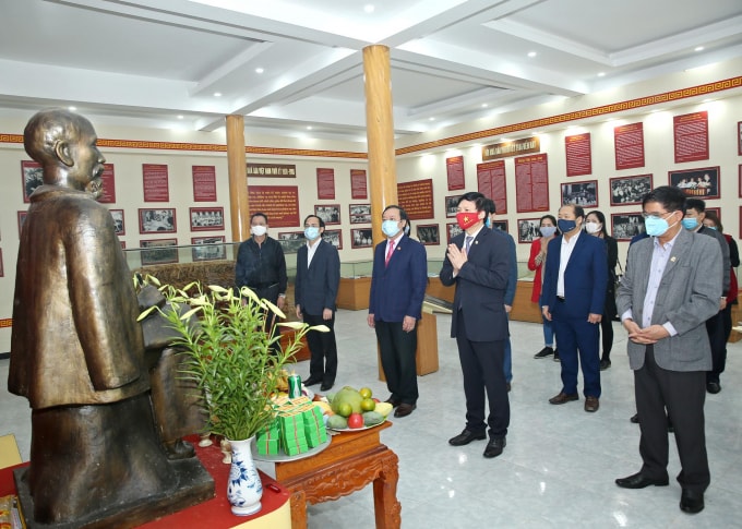 Các đại biểu dâng hương tưởng nhớ tới anh linh Hồ Chủ tịch (Ảnh: Sơn Hải)