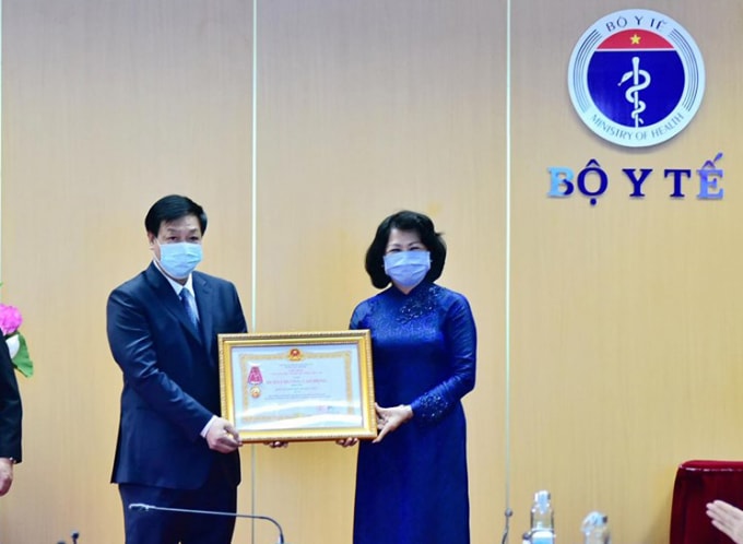 Phó Chủ tịch nước Đặng Thị Ngọc Thịnh trao Huân chương Lao động hạng Ba cho lãnh đạo Bệnh viện Bệnh nhiệt đới Trung ương. Ảnh: TTXVN
