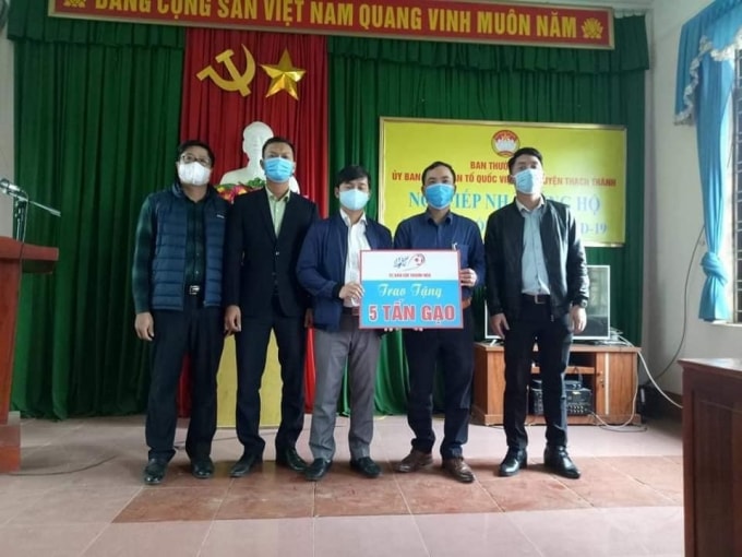 Trong ngày 24/4, 18 tấn gạo đã được FC báo chí Thanh Hóa phối hợp với các doanh nghiệp chuyển đến 4 huyện: Như Thanh, Thạch Thành, Hoằng Hóa và Quảng Xương