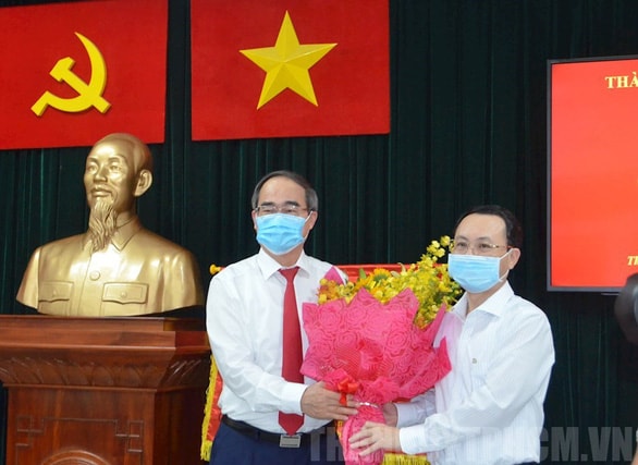 Bí thư thành ủy TP.HCM Nguyễn Thiện Nhân chúc mừng tân Bí thư Quận ủy quận 5 Nguyễn Văn Hiếu