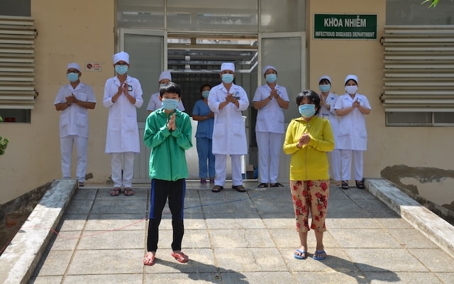 Bệnh nhân 36 (áo vàng) được công bố khỏi bệnh và ra viện ngày 10/4 đã tái dương tính Covid-19 khi gần hết thời gian thực hiện cách ly tại cơ sở điều trị Covid-19. Ảnh Bệnh viện YDHCT-PHCN Bình Thuận.