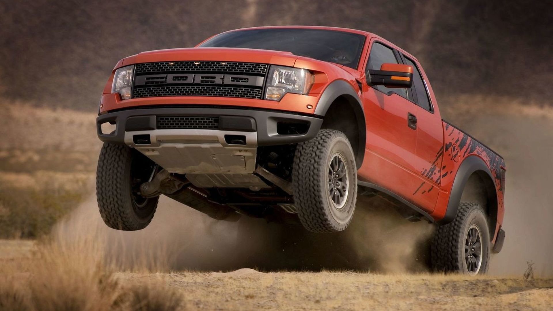Hệ dẫn động 4x4 giúp bạn dễ dàng vượt địa hình.