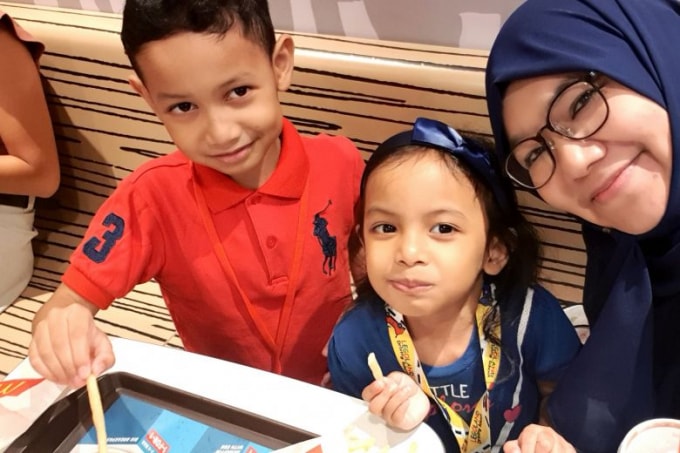 Cô Ustazah Nadia Hanim và hai con trước khi nhận tin bị nhiễm Covid-19 vào ngày 13/3 - Ảnh: Straighttimes