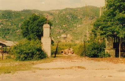 Cổng và đường vào khu Nhà tù Phú Tài, Bình Định năm 1967 đến năm 1972. Ảnh: TL