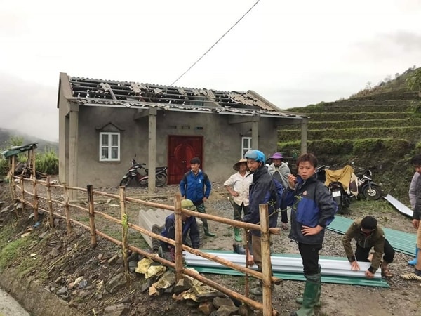 Mưa lớn kèm theo mưa đá vào ngày 24/4/2020 khiến hàng trăm ngôi nhà ở tỉnh Lai Châu bị thủng mái, tốc mái, đổ sập. Ảnh: TNMT