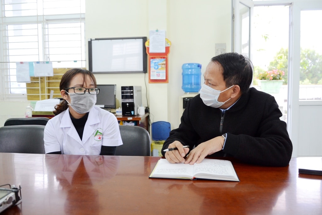 Nhà báo Quốc Hồng phỏng vấn bác sỹ trẻ Lùng Thị Thu, người dân tộc Giáy, phải xa gia đình nhiều tuần nhưng luôn tận tụy chăm sóc người bệnh nghi nhiễm Covid -19