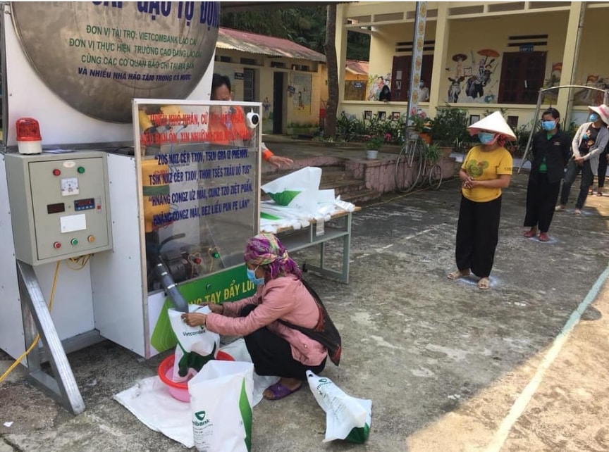 Cây ATM nhả gạo miễn phí cho đồng bào nghèo, có hoàn cảnh khó khăn ở xã Liên Minh, thị xã Sa Pa (Lào Cai). Ảnh Quốc Hồng