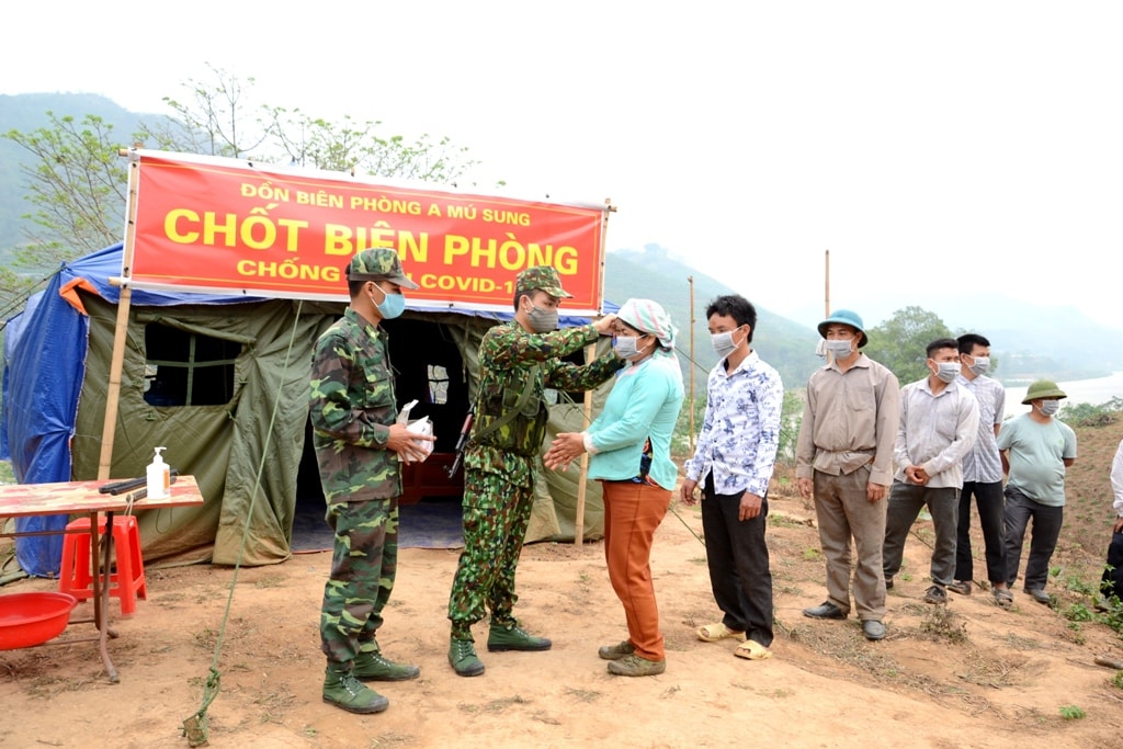 Tổ chốt Lũng Pô, Đồn Biên phòng A Mú Sung (Bộ đội Biên phòng tỉnh Lào Cai) hướng dẫn người dân sử dụng nước sát khuẩn. Ảnh Quốc Hồng