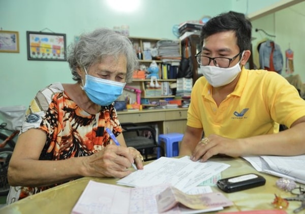 Thành phố Hồ Chí Minh thực hiện chi trả tại nhà tiền trợ cấp ưu đãi có công. Ảnh: SGGP