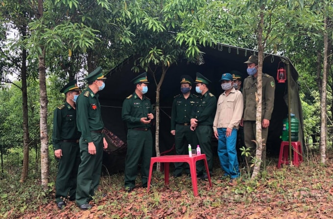 Cán bộ chiến sỹ Đồn Biên phòng Hướng Lập trao đổi phương án tìm kiếm.