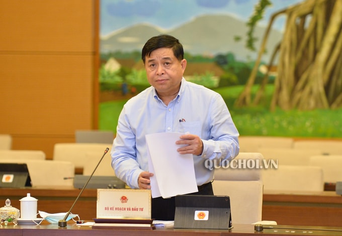 Bộ trưởng Bộ Kế hoạch và Đầu tư Nguyễn Chí Dũng trình bày Tờ trình của Chính phủ. Ảnh: Quochoi.vn.