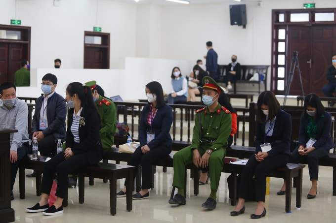 7 bị cáo trong vụ án cùng bị truy tố về tội “vi phạm quy định về kế toán gây hậu quả nghiêm trọng” theo Điều 221 BLHS năm 2015. Ảnh: Phạm Dự.