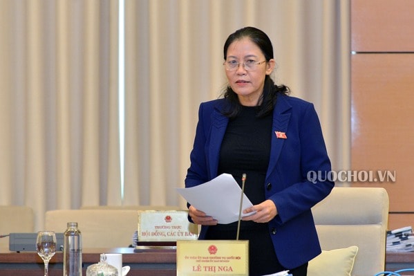 Chủ nhiệm Ủy ban Tư pháp Lê Thị Nga báo cáo tại phiên họp. Ảnh: quochoi.vn