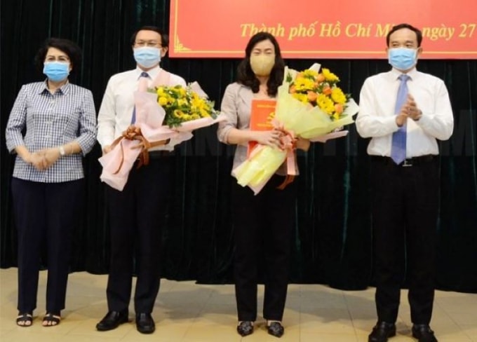 Tân Bí thư quận 9 Lâm Đình Thắng và tân Phó Bí thư quận Bình Thạnh Triệu Lệ Khánh nhận hoa chúc mừng từ Phó Bí thư Thành ủy TP.HCM Trần Lưu Quang và Chủ tịch UB MTTQVN TP.HCM Tô Thị Bích Châu